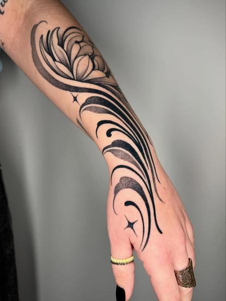 Blackwork floral swirl tattoo by @gempintattoo