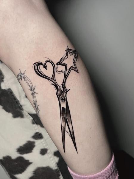 Fine line scissors with star tattoo by @gekodivine
