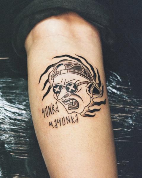 Traditional cartoon face tattoo by @geonik.tattoo