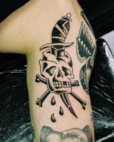 Traditional dagger skull tattoo by @geonik.tattoo