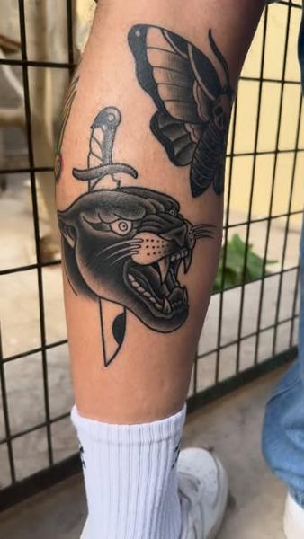 Traditional panther dagger tattoo by @gatostattoo_