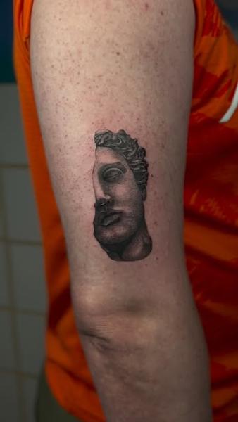 Realism classical statue tattoo by @gatostattoo_