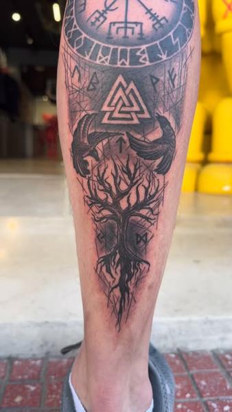 Blackwork norse tree tattoo by @gatostattoo_