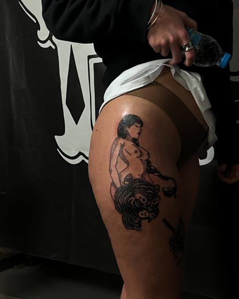 Blackwork nude woman tiger tattoo by @agave_tattoo