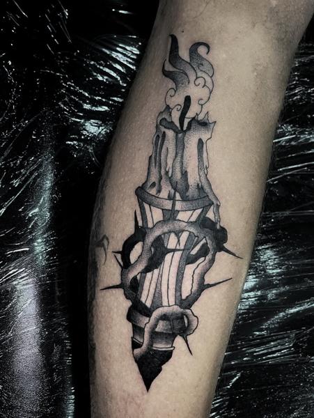 Blackwork candle with thorns tattoo by @lahaine_tattoo