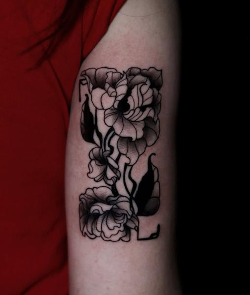 Blackwork floral design tattoo by @lahaine_tattoo