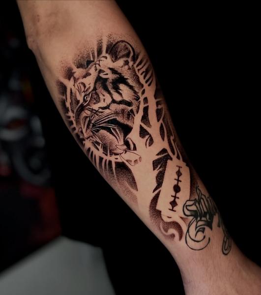 Blackwork tiger and razor tattoo by @tsok3rl