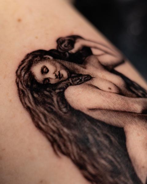 Realism woman with snake tattoo by @giaroseroart