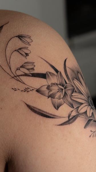 Blackwork floral design tattoo by @giaroseroart