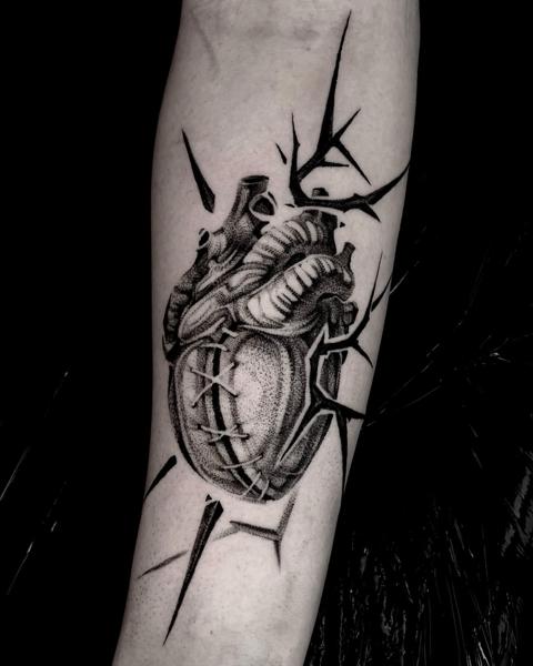 Blackwork anatomical heart tattoo by @luvnroll