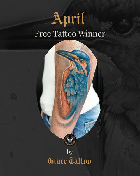 Illustrative kingfisher bird tattoo by @gracetattoo