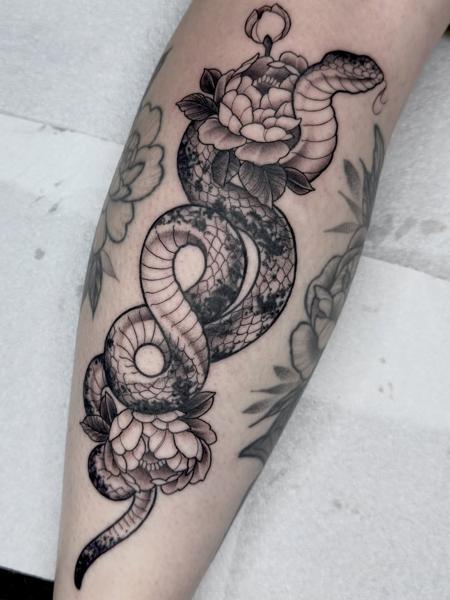 Blackwork floral snake tattoo by @greharptattoo