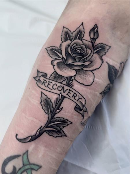 Traditional rose with banner tattoo by @greharptattoo
