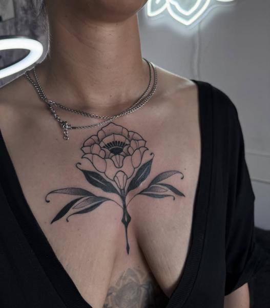Blackwork floral design tattoo by @greharptattoo
