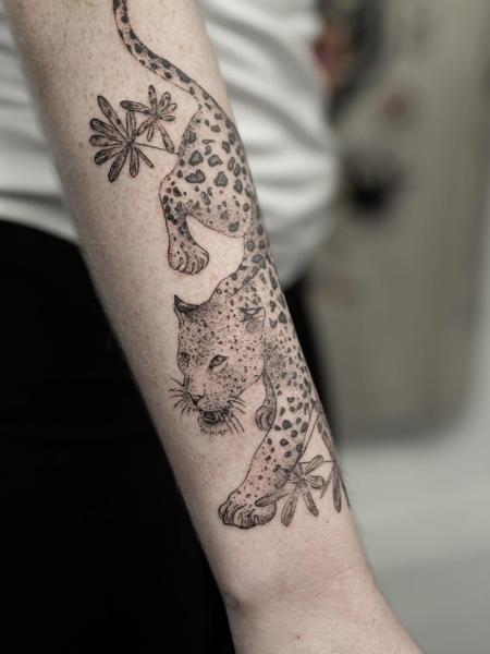 Dotwork leopard with flowers tattoo by @griff.tattoo