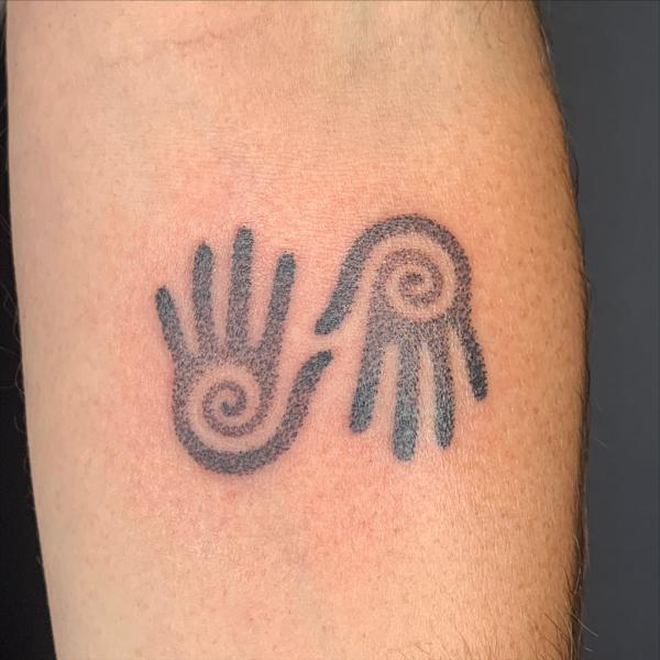 Dotwork spiral hands tattoo by @hannyajaynetattoo