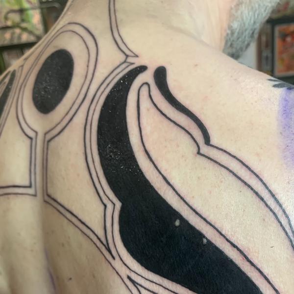 Blackwork abstract pattern tattoo by @hannyajaynetattoo