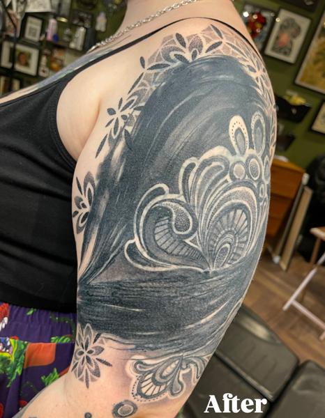 Blackwork floral pattern tattoo by @hannyajaynetattoo
