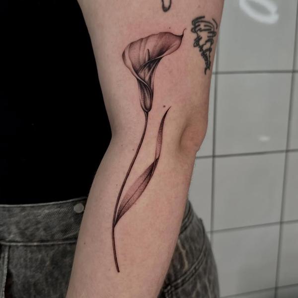 Fine line calla lily tattoo by @mystickyfingers_