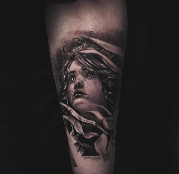 Realism woman portrait tattoo by @harris_confess_