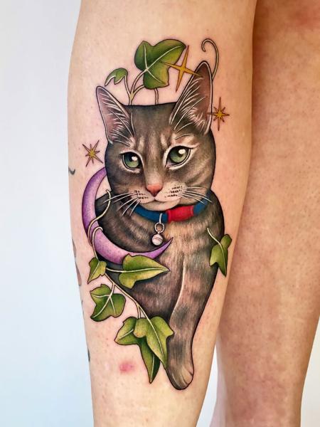 Realism cat with ivy tattoo by @hattiejcox_tattoo