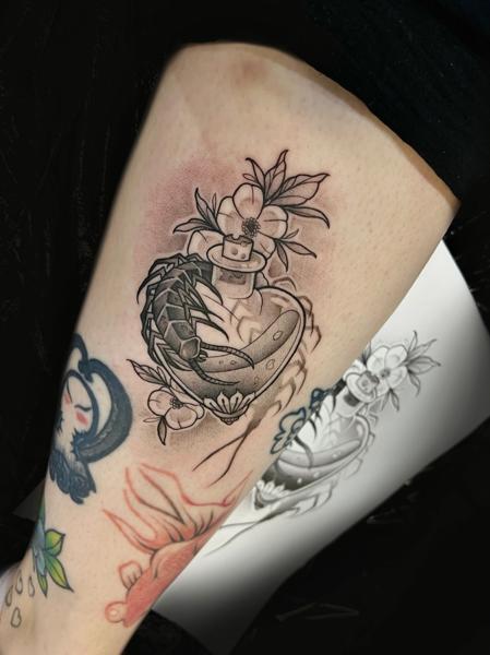 Blackwork floral horseshoe tattoo by @himiko.ink