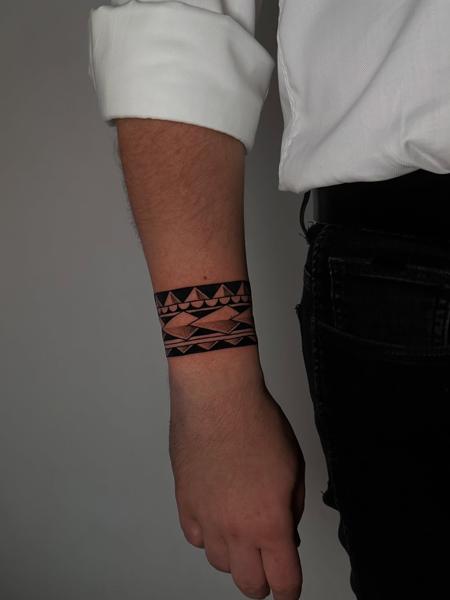 Blackwork geometric band tattoo by @himiko.ink