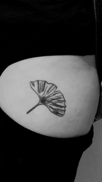 Fine line ginkgo leaf tattoo by @icancu_tattoo