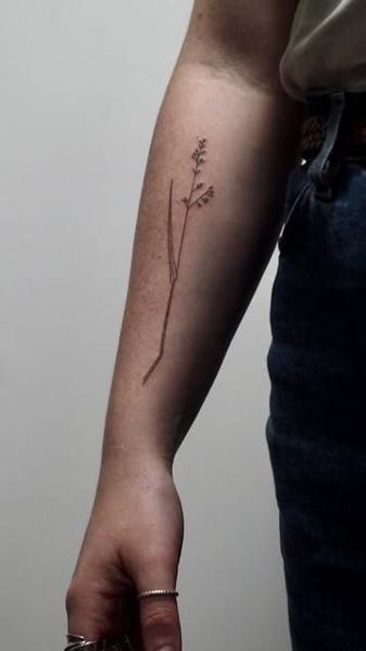 Fine line botanical stem tattoo by @icancu_tattoo