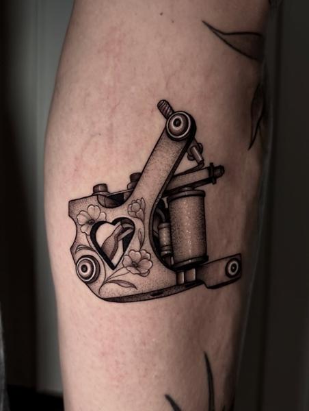 Dotwork tattoo machine tattoo by @illytattoo