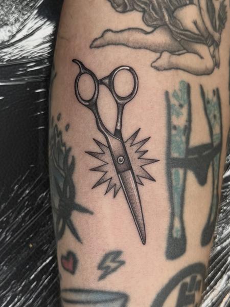 Traditional scissors tattoo by @illytattoo