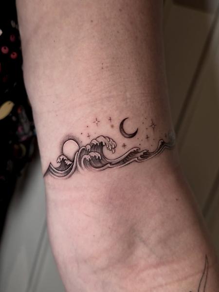 Fine line waves and moon tattoo by @illytattoo