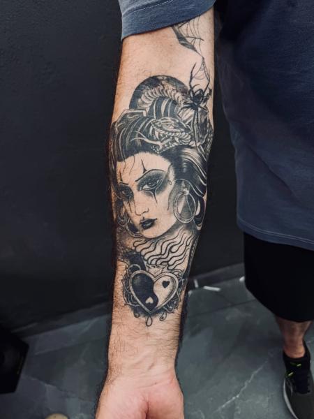 Blackwork woman with snake tattoo by @il.egall