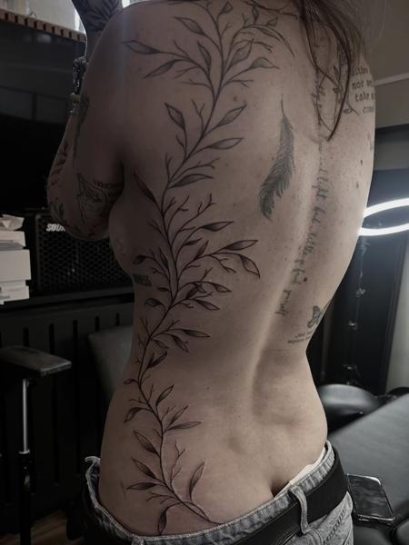 Fine line botanical vine tattoo by @steinbach_art
