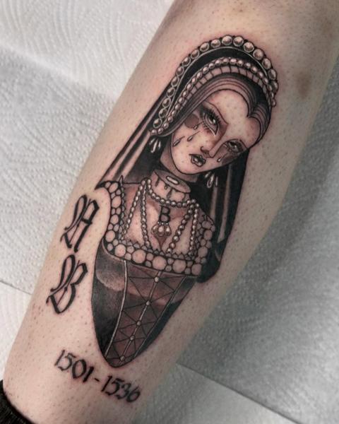 Illustrative crying queen portrait tattoo by @jadee.tattoo