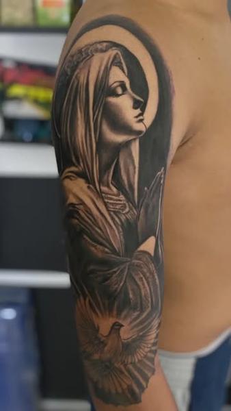 Realism praying woman tattoo by @jaimikotattoo