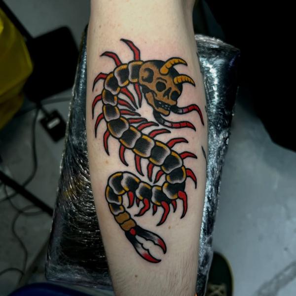 Traditional skull centipede tattoo by @jamiegreavestattooer