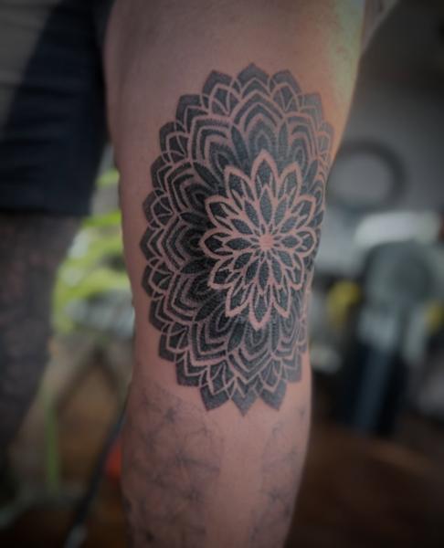 Blackwork mandala tattoo by @jessicablacktattoo