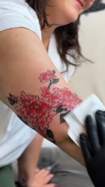 Traditional floral bouquet tattoo by @jess_martucci