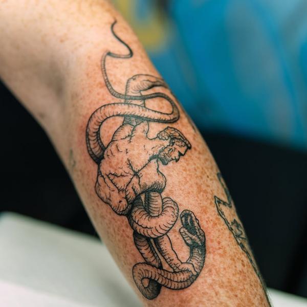 Illustrative blackwork hercules snake tattoo by @jimi.james.tattoos
