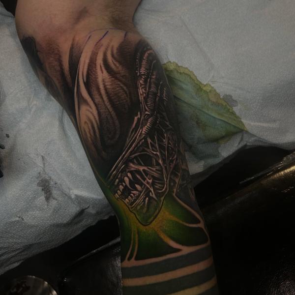 Realism alien skull tattoo by @joe_cider
