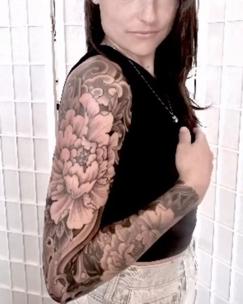 Japanese floral sleeve tattoo by @jojoackermann