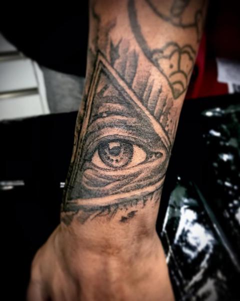 Blackwork all-seeing eye tattoo by @ztattoofloripa