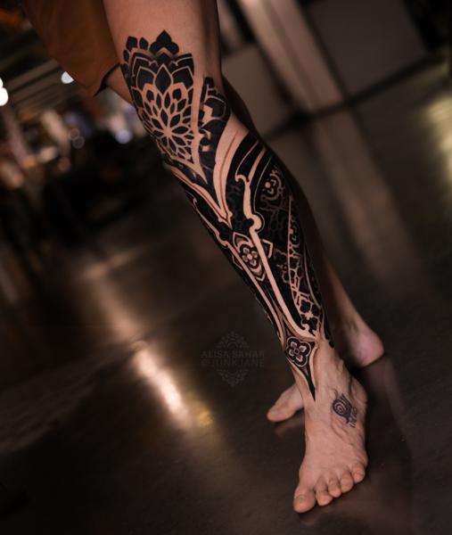 Blackwork ornamental leg tattoo by @junkjane