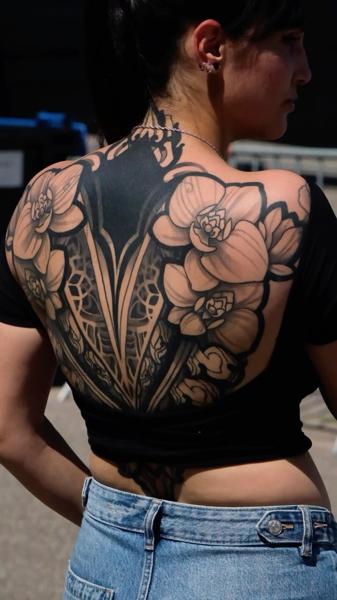 Blackwork floral backpiece tattoo by @junkjane