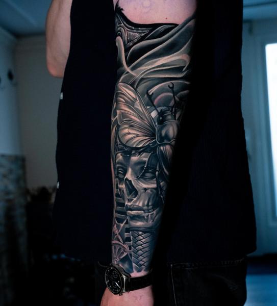 Realism skull and insect tattoo by @kalu_ink