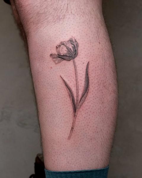 Fine line botanical botanical tulip tattoo by @karolina_tattooer