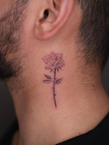 Fine line dewy rose tattoo by @karolina_tattooer