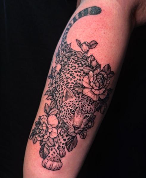 Blackwork leopard with flowers tattoo by @katwhysalltattoos