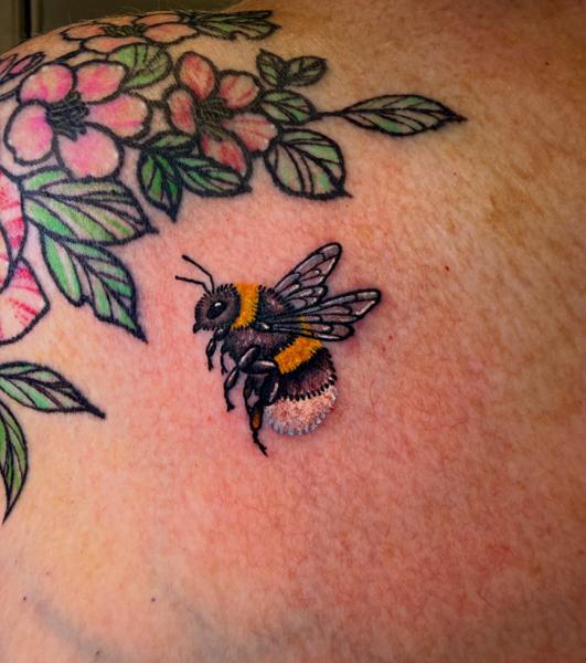 Realism bee and flowers tattoo by @katwhysalltattoos